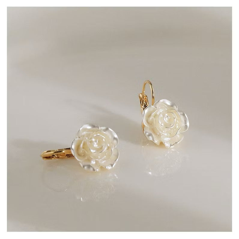 ￼Brincos Pendurados De Camélia Branca Ouro Moda Coreana Joias De Festa Elegantes Para Mulheres
