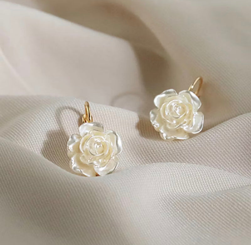 ￼Brincos Pendurados De Camélia Branca Ouro Moda Coreana Joias De Festa Elegantes Para Mulheres