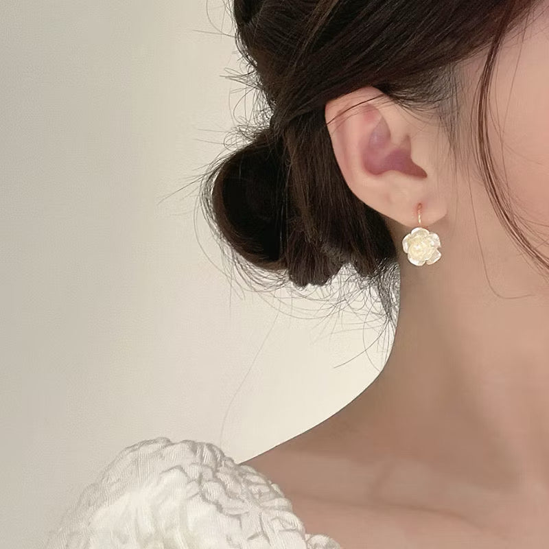 ￼Brincos Pendurados De Camélia Branca Ouro Moda Coreana Joias De Festa Elegantes Para Mulheres